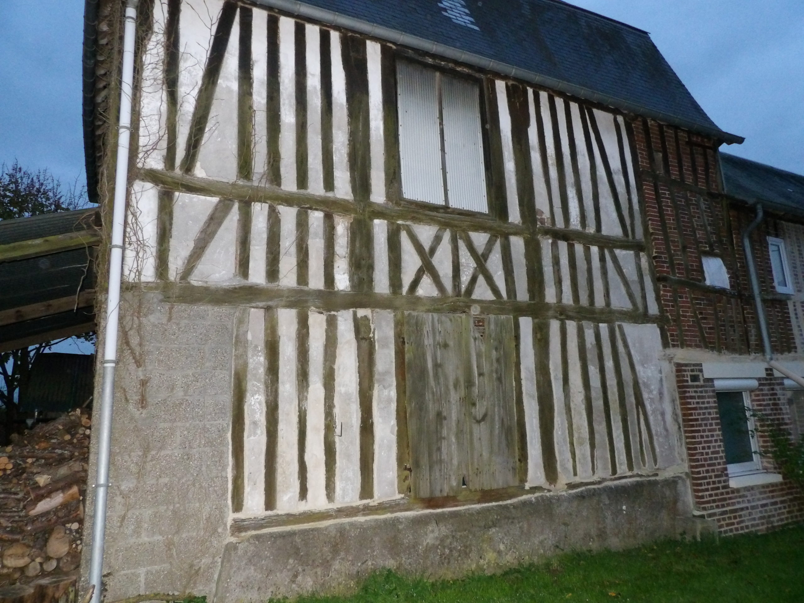 Torchis entre colombages en Normandie.