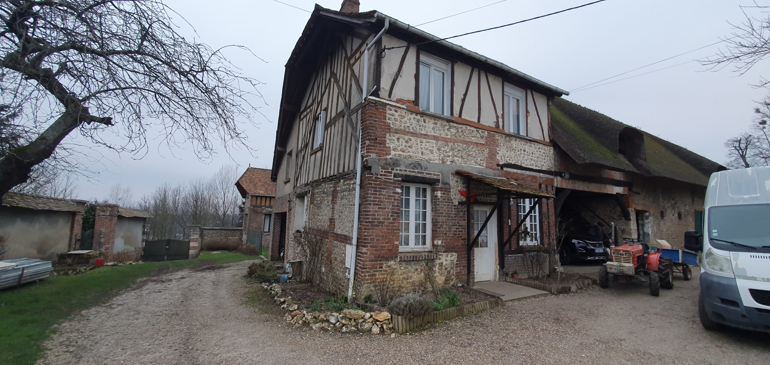 Charpente, colombages, enduits à la chaux, maçonnerie de briques et silex.